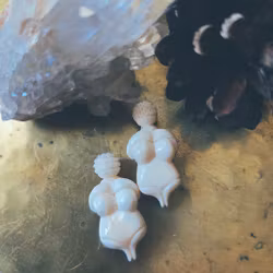 Amulett Gudinna i Snidade Ben
