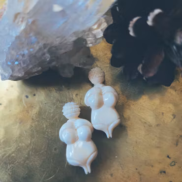 Amulett Gudinna i Snidade Ben