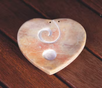 Hjerteformet røgelsesholder, Stenmateriale