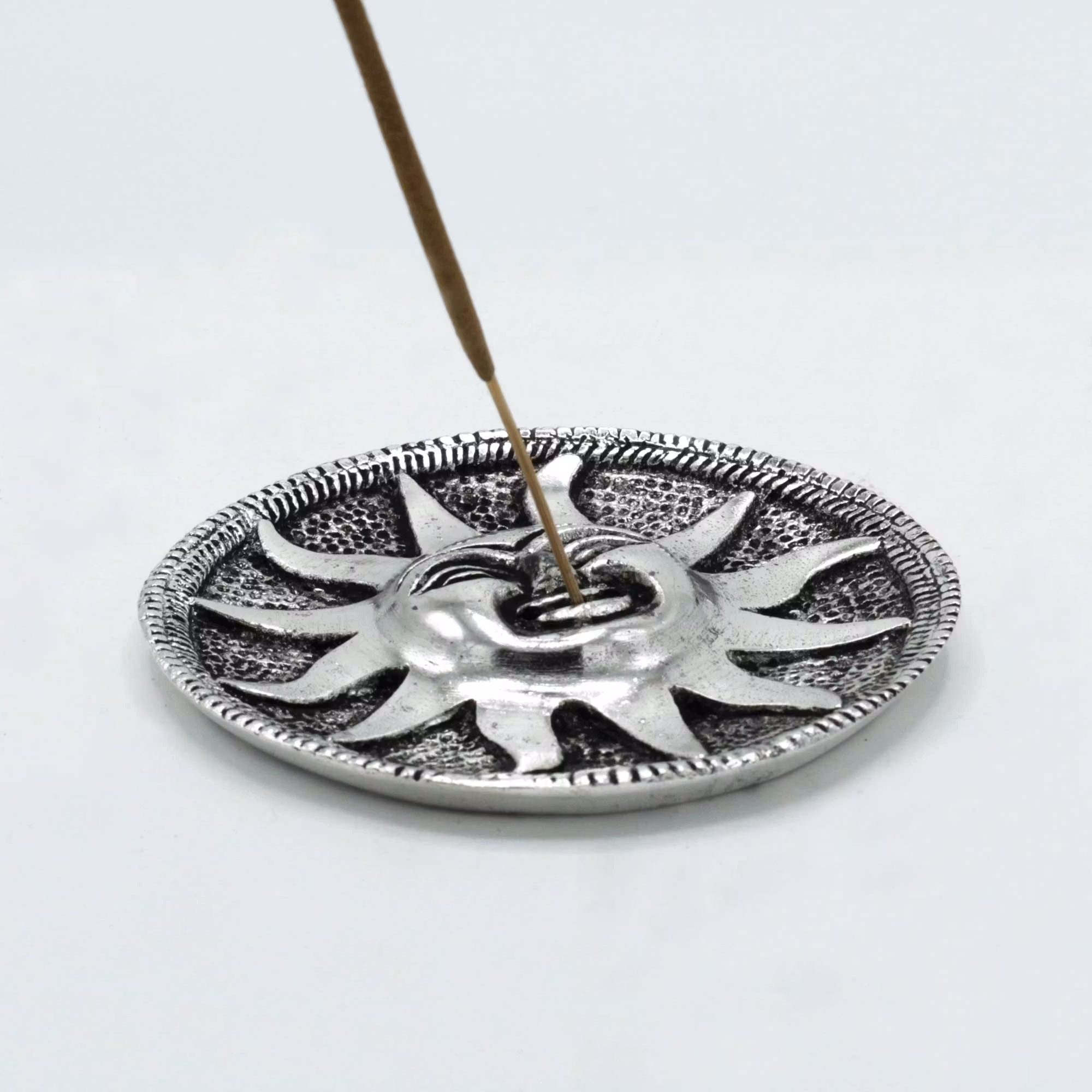 Rund røgelseshouder med solmotiv, metal