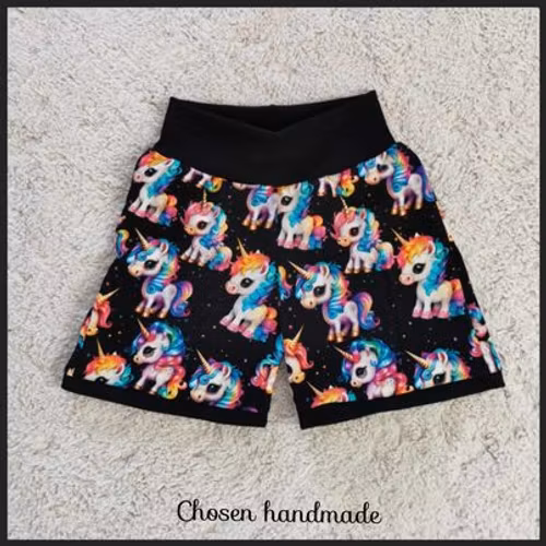 Shorts, enhörningar på svart