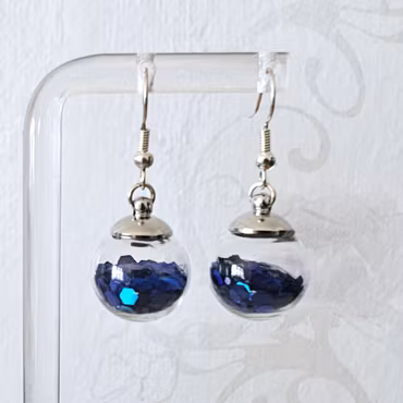 Örhängen glasglob med blått hexagonglitter 14mm