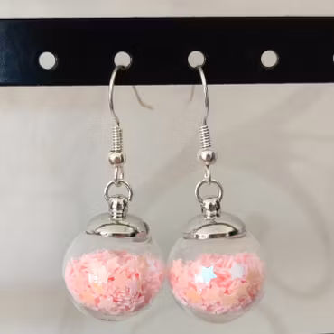Örhängen glasglob med ljusrosa stjärnglitter