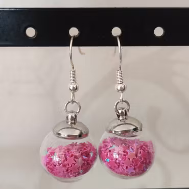 Örhängen glasglob med mörkrosa stjärnglitter