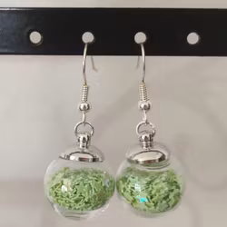 Örhängen glasglob med ljusgrönt stjärnglitter
