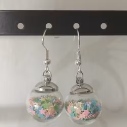 Örhängen glasglob med mix grönt, rosa och blått stjärnglitter