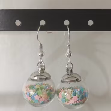 Örhängen glasglob med mix grönt, rosa och blått stjärnglitter