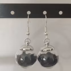 Örhängen glasglob med svart cirkelglitter