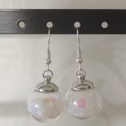 Örhängen glasglob med vitt transparant cirkelglitter