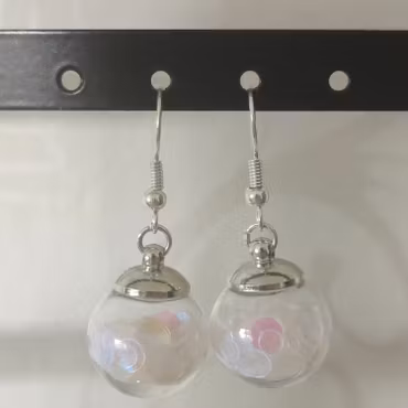 Örhängen glasglob med vitt transparant cirkelglitter