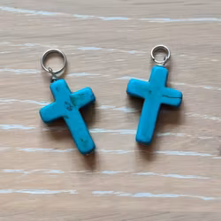 Berlock kors i howlite