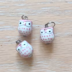 Uggla berlocker i porslin rosa