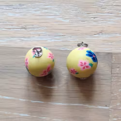 Berlocker med stor lerpärla, gul med rosa och blåa blommor