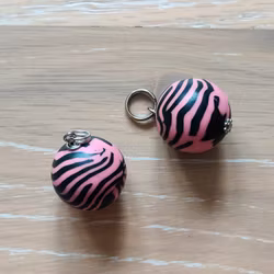 Berlocker med stor lerpärla, rosa och svart randig