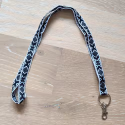 Nyckelband med dräktband svart på vit