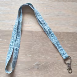 Nyckelband med dräktband isblå på vit