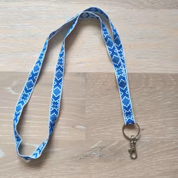 Nyckelband med dräktband blå på vit