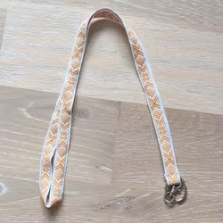 Nyckelband med dräktband lejongul på vit