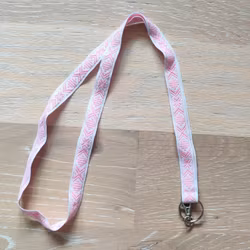 Nyckelband med dräktband rosa på vit
