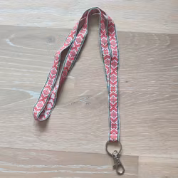 Nyckelband med dräktband röd på vit med gröna och svarta detaljer