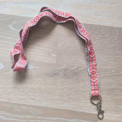 Nyckelband med dräktband röd på vit med gröna och blåa detaljer bred