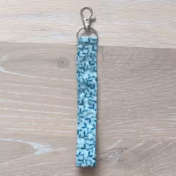 Kort nyckelband blomranka blå/grön med karbinhake