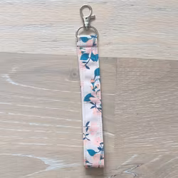 Kort nyckelband rosa blommigt med karbinhake