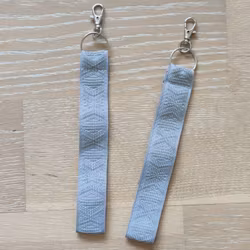 Dräktband grått med reflex nyckelring och krabinhake