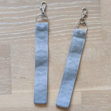 Dräktband grått med reflex nyckelring och krabinhake