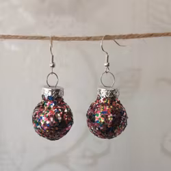 Örhängen med julkulor i glittermix