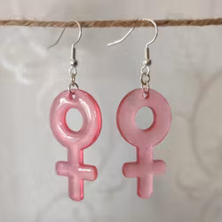 Örhängen med stora kvinnosymboler i rosa