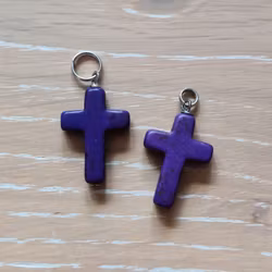 Berlock kors i howlite