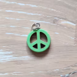 Berlock Peacetecken i howlite 20mm