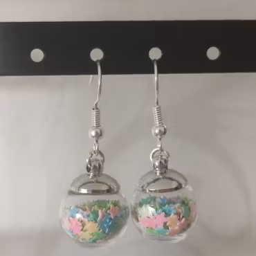Örhängen glasglob med mix grönt, rosa och blått stjärnglitter