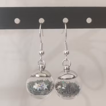 Örhängen glasglob med silvrig stjärnglitter