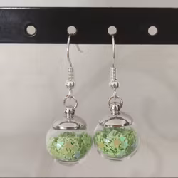 Örhängen glasglob med ljusgrönt stjärnglitter
