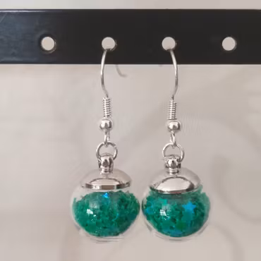 Örhängen glasglob med mörkgrönt stjärnglitter