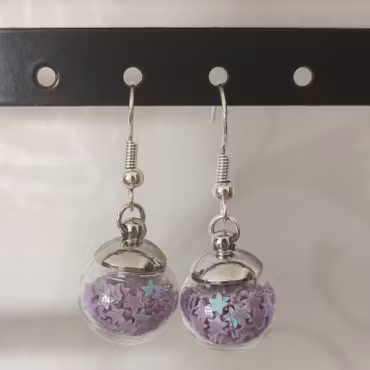 Örhängen glasglob med lila stjärnglitter