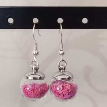 Örhängen glasglob med mörkrosa stjärnglitter