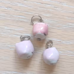 Uggla berlocker i porslin rosa med gröna ögon