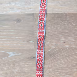 Nyckelband med dräktband röd på vit med gröna och blåa detaljer bred