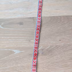 Nyckelband med dräktband röd på vit med gröna och blåa detaljer smal