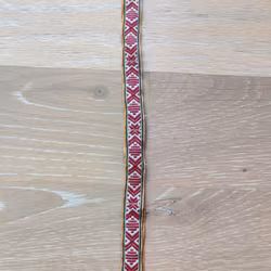 Nyckelband med dräktband röd på vit med gröna och gula detaljer