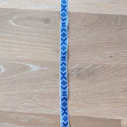Nyckelband med dräktband blå på vit