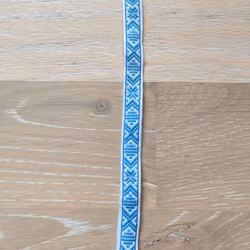 Nyckelband med dräktband ljusblå på vit