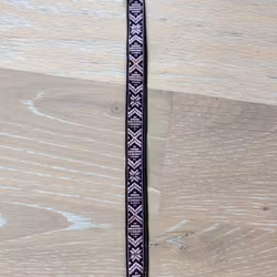 Nyckelband med dräktband rosa på svart