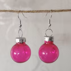 Örhängen med julkulor i  rosa