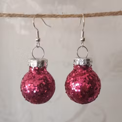 Örhängen med julkulor i  rosa