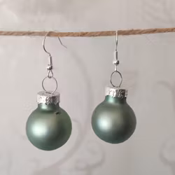 Örhängen med julkulor i grönt