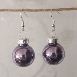 Örhängen med julkulor i lila